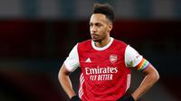 Striker Arsenal, Pierre-Emerick Aubameyang, tampak lesu usai ditaklukkan Burnley pada laga Liga Inggris pada laga Liga Inggris di Stadion Emirates, Senin (14/12/2020). Arsenal takluk 0-1 dari Burnley. (Laurence Griffiths/Pool/AFP)
