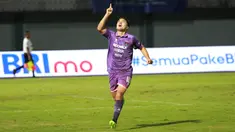 Pemain Persita Tangerang, Ezequiel Vidal melakukan selebrasi usai mencetak gol ke gawang Dewa United dalam laga pekan ke-3 BRI Liga 1 2022/2023 antara Persita Tangerang melawan Dewa United di Indomilk Arena, Tangerang, Minggu (7/8/2022) malam WIB. (Bola.com/M Iqbal Ichsan)