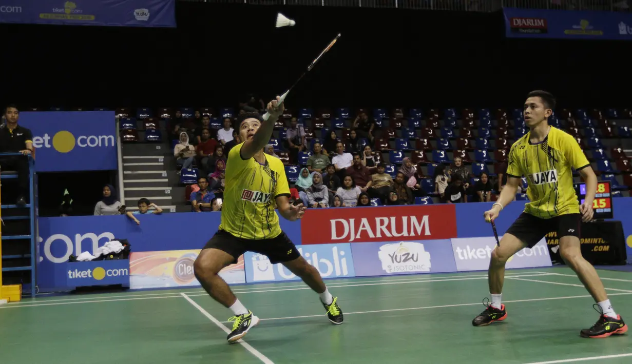 Pasangan Jaya Raya, Angga Pratama/Muhammad Rian, saat berlaga pada Kejurnas PBSI 2018 di Britama Arena, Jakarta, Jumat (21/12). Laga final akan mempertemukan Jaya Raya Jakarta melawan Mutiara Cardinal Bandung. (Bola.com/M Iqbal Ichsan)