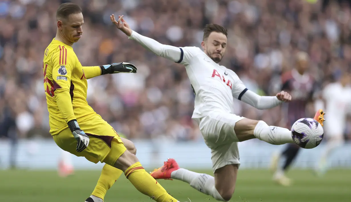 Gelandang Tottenham Hotspur, James Maddison (kanan) berusaha memblok bola yang dilepaskan kiper Nottingham Forest, Matt Sels pada laga pekan ke-32 Premier League 2023/2024 di Tottenham Hotspur Stadium, London, Minggu (7/4/2024) malam. (AP Photo/Ian Walton)