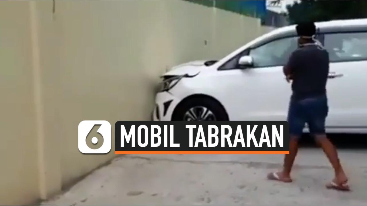 VIDEO: Bikin Nyesek, Mobil Baru Keluar Dealer Langsung Tabrak Tembok