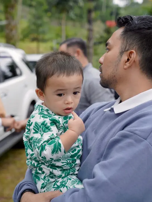 <p>Kekasih Natalie Holscher, Fariz Utama dan Adzam Sutisna [instagram/farizutama30]</p>