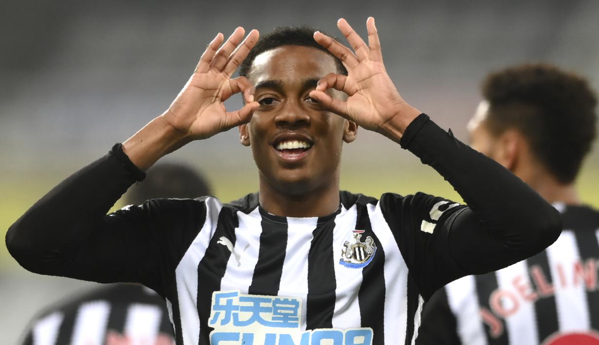 Gelandang Newcastle United, Joe Willock melakukan selebrasi usai mencetak gol ketiga timnya ke gawang Manchester City dalam laga lanjutan Liga Inggris 2020/2021 pekan ke-36 di St James' Park, Newcastle, Jumat (14/5/2021). Newcastle kalah 3-4 dari Manchester City. (AP/Stu Forster/Pool)