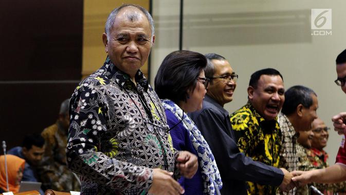 Ketua KPK Agus Rahardjo (kiri) didampingi Wakil Ketua KPK saat rapat dengar pendapat (RDP) dengan Komisi III DPR di Jakarta, Rabu (3/10). Rapat membahas pengawasan KPK di bidang pencegahan korupsi. (Liputan6.com/JohanTallo)