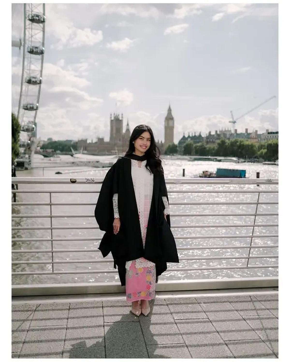 6 Potret Kebaya Namira Adjani saat Wisuda S2 di London, Paduan Kain Pink Menawan