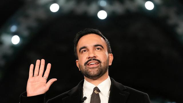 Zohran Mamdani mengucapkan sumpah jabatan dalam upacara pelantikannya sebagai wali kota New York City di stasiun kereta bawah tanah Old City Hall, Kamis (1/12/2026).