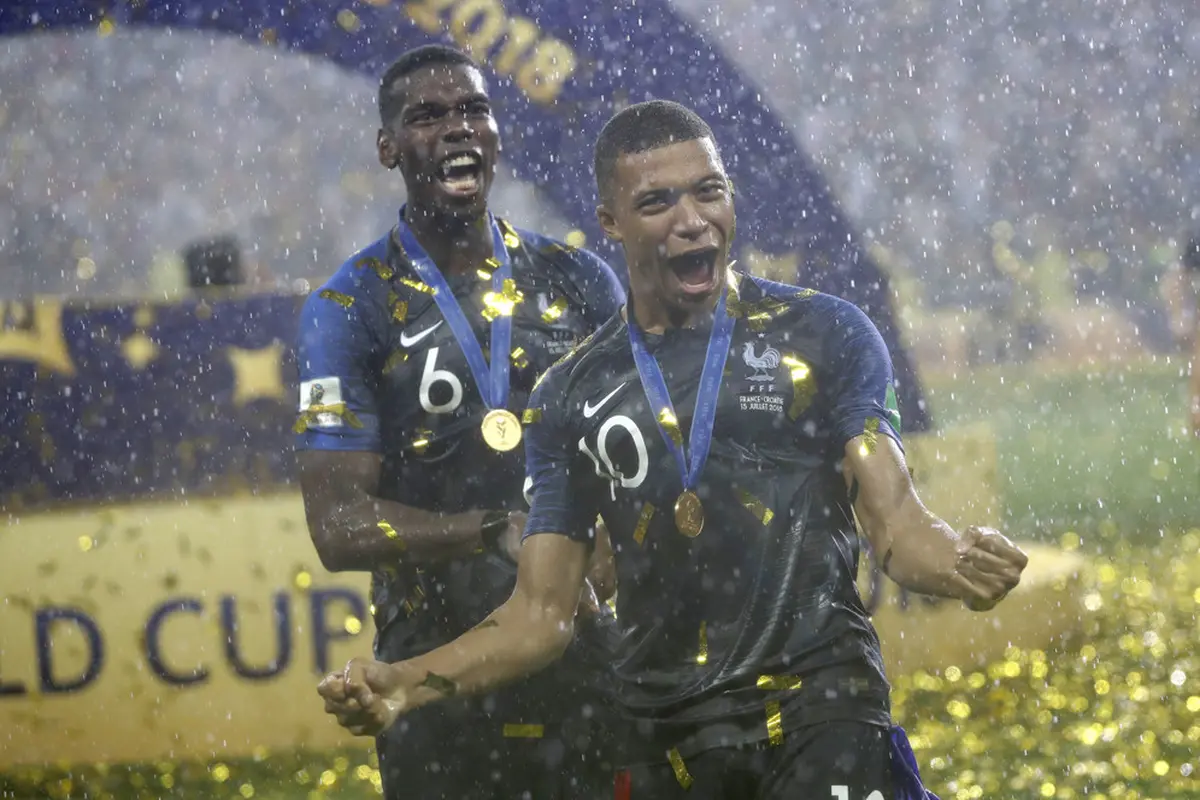 Paul Pogba dan Kylian Mbappe.