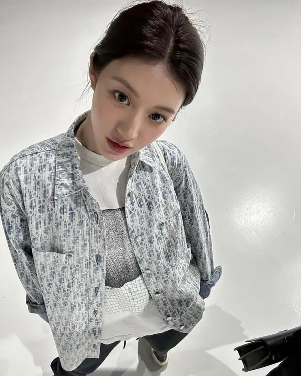 6 Ide Padu Padan Outfit Nongkrong ala Go Yoon Jung, Tampil Kece di Kafe