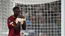 Reaksi kecewa pemain AS Roma, Tammy Abraham setelah gagal mencetak gol ke gawang Juventus pada laga leg pertama semifinal Liga Europa 2022/2023 di Olympic Stadium, Roma, Jumat (12/05/2023) WIB. Pertandingan dimenangkan oleh AS Roma dengan skor 1-0. (AP Photo/Gregorio Borgia)