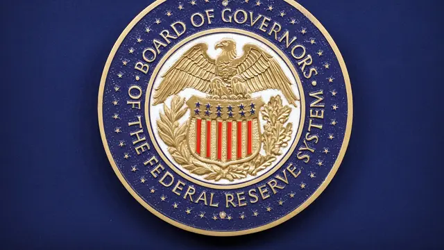 Logo Bank Sentral Amerika Serikat (AS) atau Federal Reserve (The Fed) di Washington. (AP Photo/Mark Schiefelbein)
