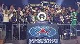 Para pemain dan staf Paris Saint-Germain merayakan gelar juara Ligue 1 Prancis dalam upacara usai pertandingan sepak bola Ligue 1 Prancis melawan Toulouse (TFC) di stadion Parc des Princes, Paris pada 12 Mei 2024. (FRANCK FIFE/AFP)