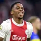 Nama pertama ada Jurrien Timber, bek tengah andalannya di Ajax Amsterdam. Duetnya bersama Perr Schuurs membuat Ajax tidak banyak kebobolan di Eredivisie musim ini. Ia bisa jadi solusi masalah di lini belakang Manchester United akhir-akhir ini. (AFP/Olaf Kraak)