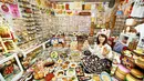 Akiko Obata tercatat di Guinness Book of Record 2014 karena memiliki koleksi terbesar makanan plastik, dengan lebih dari 8.000 item mengisi apartemennya (AFP PHOTO / GUINNESS WORLD RECORDS / Shinsuke Kamioka)