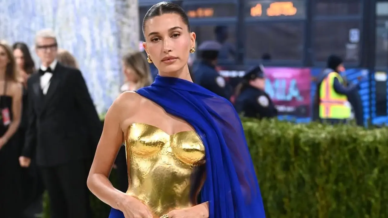 Bak Dewi Yunani Modern, Hailey Bieber Tampil Dramatis dengan Balutan Emas di Met Gala 2026