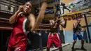 Petinju berlatih di sasana tinju Rafael Trejo di Old Havana, Rabu (6/4/2022). Kuba melarang tinju profesional tak lama setelah revolusi 1959, tetapi petinju akan diizinkan bertarung secara profesional lagi untuk pertama kalinya di bawah kesepakatan dengan promotor Meksiko. (AP Photo/Ramon Espinosa)