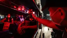 Polisi memeriksa suhu tubuh penumpang dalam jeepney di pos pemeriksaan virus corona COVID-19 di Manila, Filipina, Senin (16/3/2020). Polisi beserta petugas lalu lintas dan petugas desa melakukan pengecekan suhu tubuh warga untuk mencegah penyebaran virus corona COVID-19. (AP Photo/Aaron Favila)