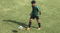 Pemain Timnas Indonesia U-19, Firza Andika, mengontrol bola saat latihan di Lapangan ABC Senayan, Jakarta, Selasa (18/9/2018). Latihan ini merupakan persiapan jelang Piala AFC U-19. (Bola.com/Vitalis Yogi Trisna)