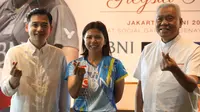 Atlet ganda putri Greysia Polii dan Ketua Harian PBSI Alex Tirta dalam konferensi pers di kawasan Senayan, Jakarta, Jumat (3/6/2022). (foto: PBSI)