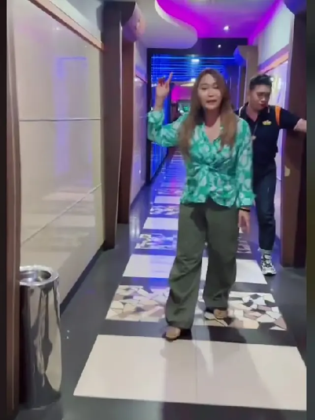 Inul Daratista di Tempat Karaokenya Sambil Bahas Pajak