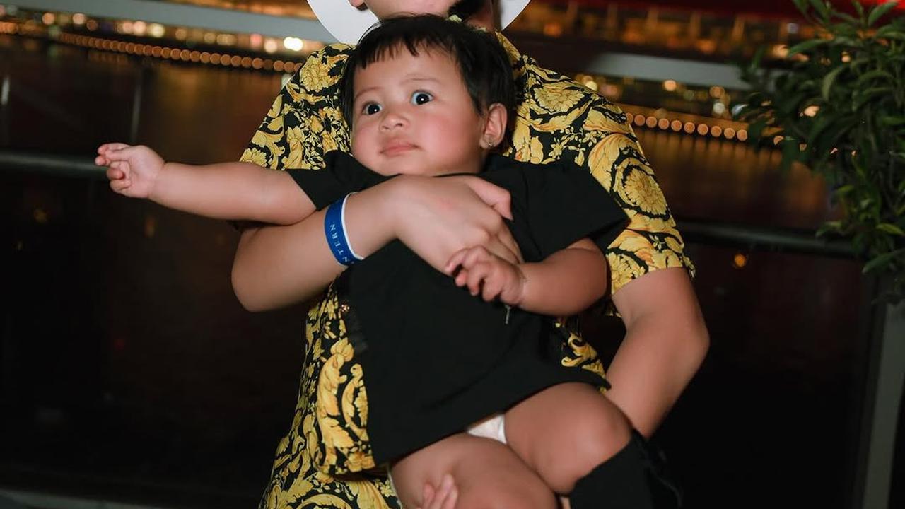 Potret Gemas Rafathar Gendong Lily, Ekspresinya Bikin Netizen Tersentuh