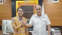 Sekretaris Dewan Pembina Partai Solidaritas Indonesia (PSI) Raja Juli Antoni bertemu dengan Ketua Umum Relawan Pro Jokowi (Projo) Budi Arie. (Foto: Istimewa).