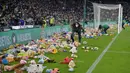 Nantinya mainan atau boneka yang telah dilemparkan para suporter akan dikumpulkan oleh para staff stadion. (AFP/Cristina Quicler)