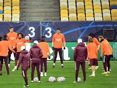 Para pemain Real Madrid mengikuti sesi latihan di Olympiyskiy Stadium, Kiev, Senin (30/11/2020), jelang laga matchday ke-5 Grup B Liga Champions 2020/21 menghadapi tuan rumah Shakhtar Donetsk, Selasa (1/12/2020). (AFP/Sergei Supinsky)