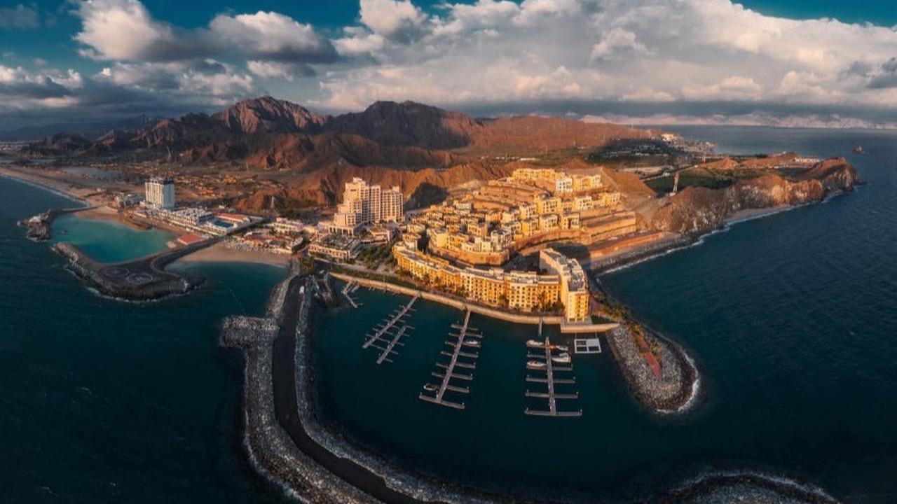 Fujairah, sebuah kota yang terletak di Uni Emirat Arab.