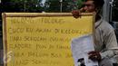 Syaripudin Dodo (59) melakukan aksi dengan membawa poster di Bundaran HI, Jakarta, Kamis (30/7/2015). Kakek ini meminta pertolongan pengguna jalan untuk membiayai sekolah cucunya di Perguruan Islam Al Masthuriyah Sukabumi. (Liputan6.com/Johan Tallo)