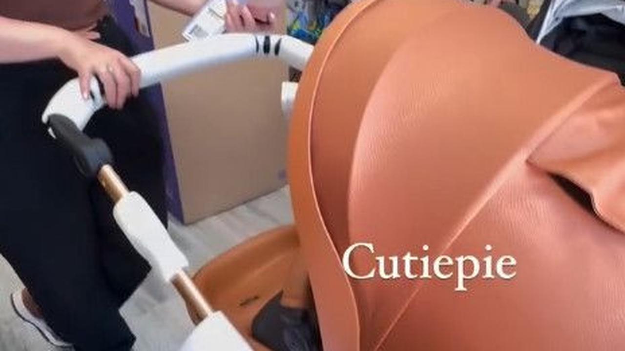 Stroller cantik ini adalah milik brand Mima yang dilansir dari laman olshop Indonesia, harganya sekitar Rp23,1 juta. Jika dibelanjakan di Indonesia, harganya nyaris sama dengan satu buah unit motor baru.