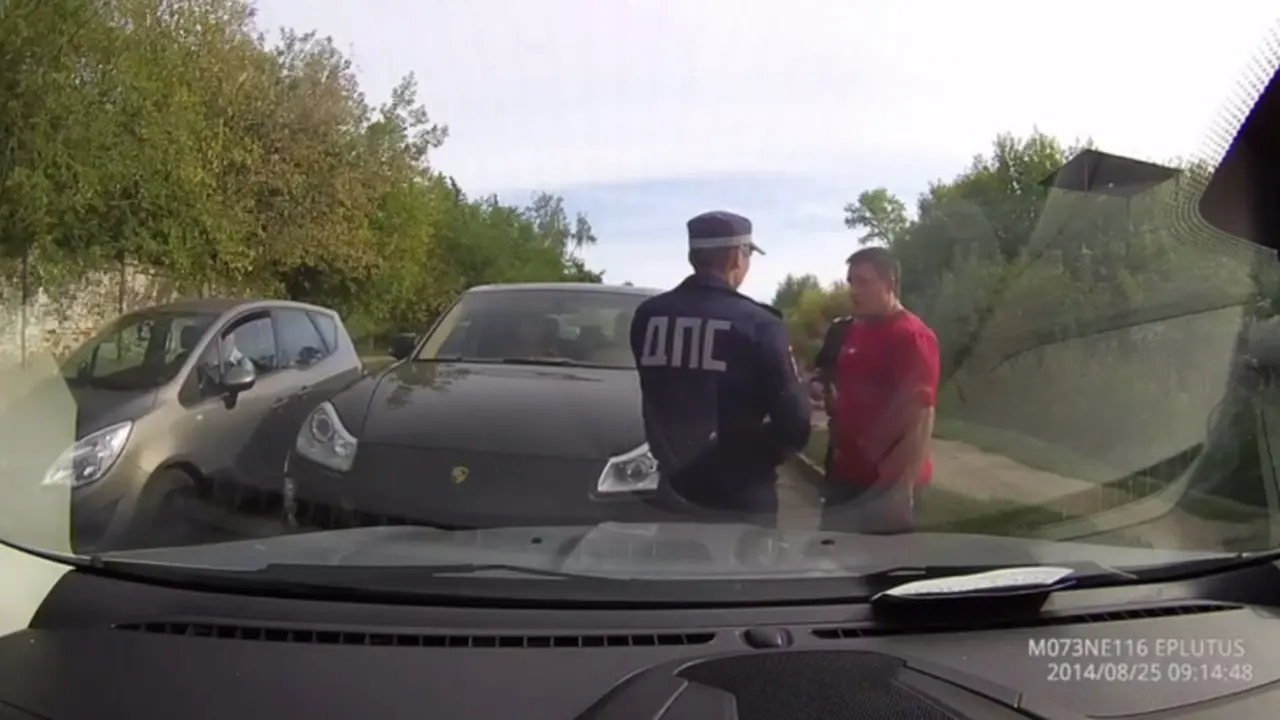 Nekat Lawan Arus, Pengemudi Porsche Cayenne Pun Ditilang Polisi
