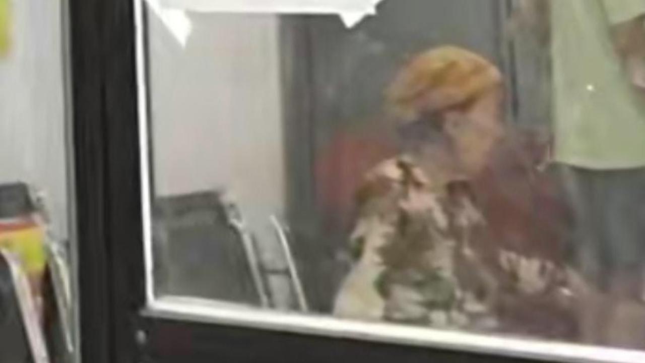 <br>Baru – baru ini heboh di media sosial video seorang nenek yang datang sendirian ke Puskesmas yang berada di wilayah Bengkulu untuk disuntik mati.<br>