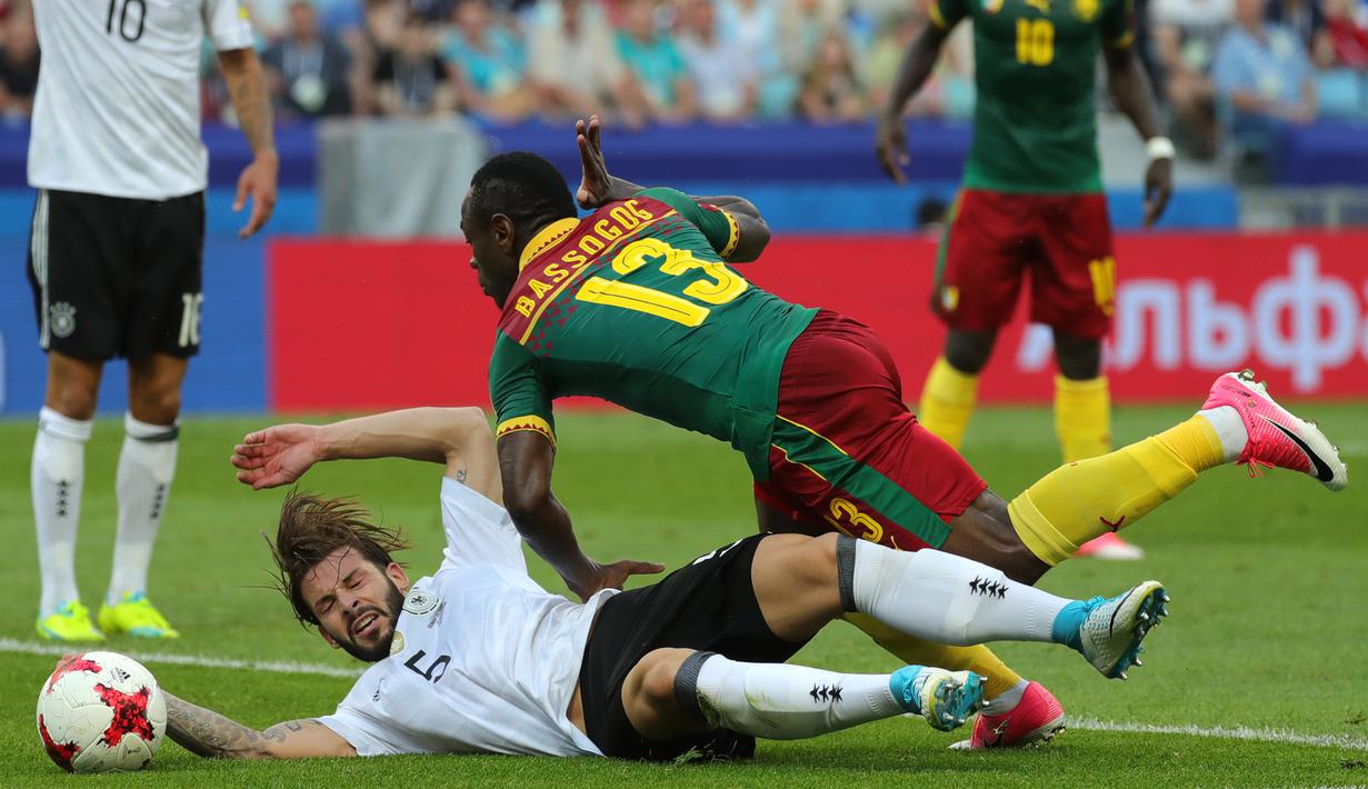 Gelandang Jerman, Marvin Plattenhardt, berebut bola dengan Striker Kamerun, Christian Bassogog pada laga Grup B Piala Konfederasi 2017, di Stadion Fisht Olympic, Sochi, Minggu (25/6/2017). Jerman menang 3-1 atas Kamerun. (EPA/Armando Babani)