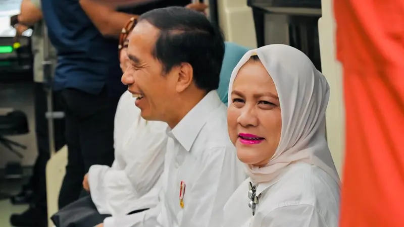 Tampilan Fashionable Iriana Jokowi di Peresmian LRT, Pakai Sneakers dan Tas Puluhan Juta