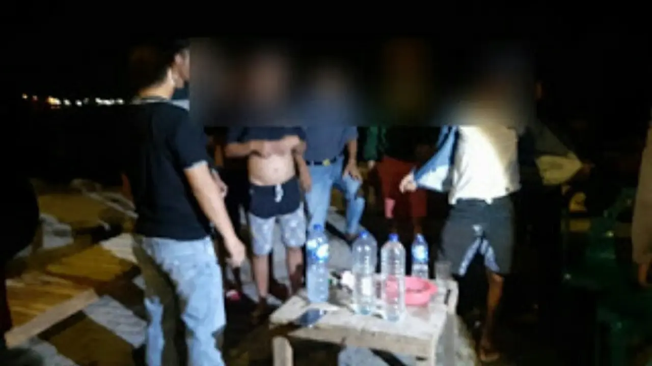 Kesepuluh warga bersama barang bukti miras jenis Cap Tikus langsung dibawa petugas ke Polres Minahasa Selatan.