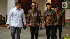 Miftah Maulana Habiburrahman (kedua kiri) atau lebih dikenal dengan Gus Miftah adalah seorang pendakwah dan pimpinan Pondok Pesantren Ora Aji di Sleman. (Liputan6.com/Angga Yuniar)