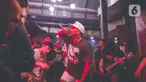 Penampilan salah satu band yang memeriahkan acara musik South Fest #2 di Jakarta, Minggu (10/10/2021).  Pemerintah mengizinkan penyelenggaraan kegiatan berskala besar dengan syarat mematuhi protokol kesehatan yang ketat. (Liputan6.com/Faizal Fanani)