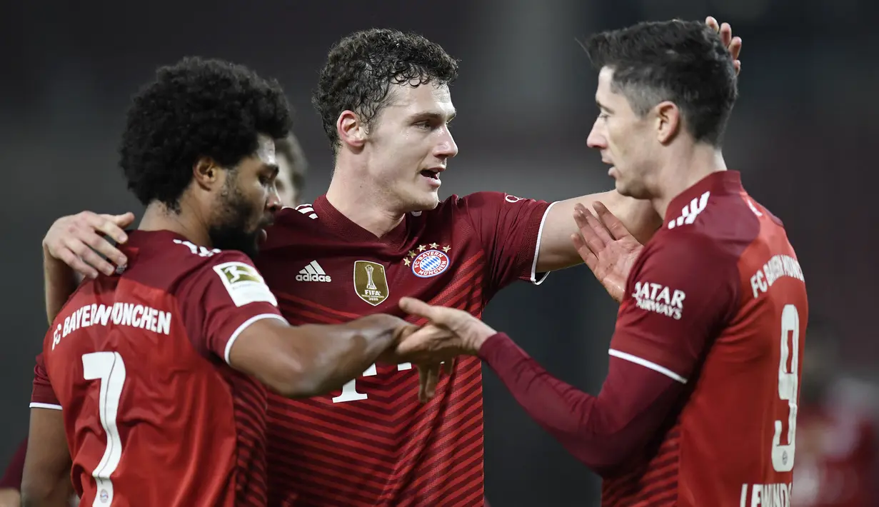 Bayern Munchen dipastikan menjadi juara paruh musim Liga Jerman 2021/2022 usai mengalahkan tuan rumah VFB Stuttgart 5-0 di pekan ke-16. Hattrick Serge Gnabry dan brace Robert Lewandowski membuat Die Roten mengoleksi 41 poin, unggul 9 poin dari Borussia Dortmund. (AFP/Thomas Kienzle)