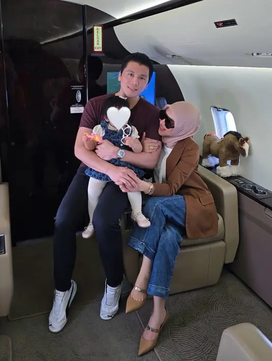 <p>Syahrini kembali ke Singapura, kali ini ia pun memilih menggunakan private jet. Ia pun membagikan beberapa foto di dalam private jet tersebut. [@princessyahrini]</p>