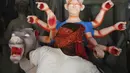 Pematung Nepal Puran Pandit memberikan sentuhan akhir pada patung dewi Hindu Durga menjelang festival Dashain di Kathmandu, Nepal (14/10/2020). Keluarga Pandit akan menjual setidaknya 200 patung untuk festival ini, tetapi tahun ini hanya menjual 20 patung karena pandemi. (AP Photo/Niranjan Shrestha)