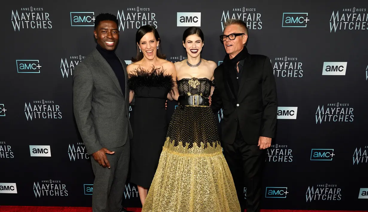 <p>(kiri ke kanan) Tongayi Chirisa, Annabeth Gish, Alexandra Daddario, dan Harry Hamlin, pemeran "Anne Rice's Mayfair Witches" berpose bersama saat menghadiri pemutaran perdana serial televisi AMC di Harmony Gold Preview House, Los Angeles, Amerika Serikat, 7 Desember 2022. Senyum merekah terpancar dari wajah Alexandra saat bergabung bersama teman-temannya sesama pemain "Anne Rice's Mayfair Witches". (AP Photo/Chris Pizzello)</p>