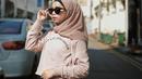 Selebgram Erlinda Yulianti juga memiliki ratusan ribu followers di akun Instagramnya. Gaya hijabnya yang mempadukan warna-warna kalem membuat gayanya jadi inspirasi para netizen. (Liputan6.com/Instagram/@ joyagh)
