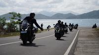 PT. Astra Honda Motor mengajak&nbsp;Bola.com dan delapan jurnalis dari Jakarta, berkesempatan menjajal ketangguhan New Honda ADV160 dalam touring sejauh 138 kilometer menjelajahi pesona alam Lombok, Sabtu (4/10/2025). (dok. Astra Honda Motor)