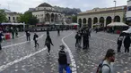 Pejalan kaki, beberapa mengenakan masker, berjalan di Monastiraki square, Athena, Selasa (9/11/2021). Yunani melaporkan rekor tertinggi baru kasus COVID-19 harian pada Senin ketika janji vaksinasi melonjak setelah pembatasan baru untuk warga yang tidak divaksinasi dimulai (AP Photo/Michael Varaklas)