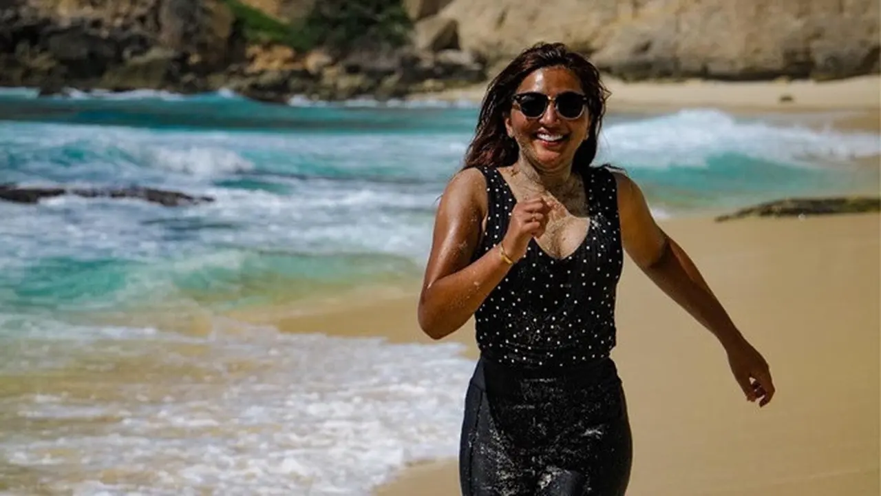 Ashanty Pamer Kulit Tanned di Pantai, Ini 6 Potretnya yang Curi Perhatian