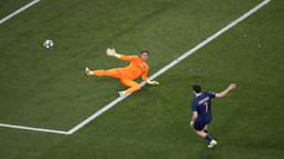 Pemain PSG, Khvicha Kvaratskhelia (kanan) mencetak gol keempat timnya ke gawang Inter Milan yang dijaga oleh Yann Sommer dalam laga final Liga Champions 2024/2025 di Allianz Arena, Munchen, Jerman, Minggu (01/06/2025) dini hari WIB. (AP Photo/Markus Schreiber)