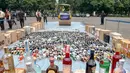 Barang ilegal tersebut hasil penindakan di bidang kepabeanan dan cukai sepanjang 2025. Tampak dalam foto, petugas melakukan pemusnahan barang ilegal hasil penindakan di bidang kepabeanan dan cukai di ICE BSD City, Tangerang, Rabu (12/11/2025). (merdeka.com/Arie Basuki)