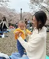 Nadia Saphira hilang dari layar kaca. Namun kini, pesonanya masih tetap menghipnotis dan tuai pujian dengan gaya kasualnya bersama sang buah hati. [Foto: Instagram/ Nadia Saphira]