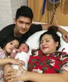 Kebahagiaan tengah dirasakan oleh pasangan Audy Item dan Iko Uwais. Beberapa hari jelang lebaran, pasangan ini dikaruniai anak perempuan. Aneska Layla Putri Uwais nama anak kedua pasangan ini. (Instagram/enews_net)