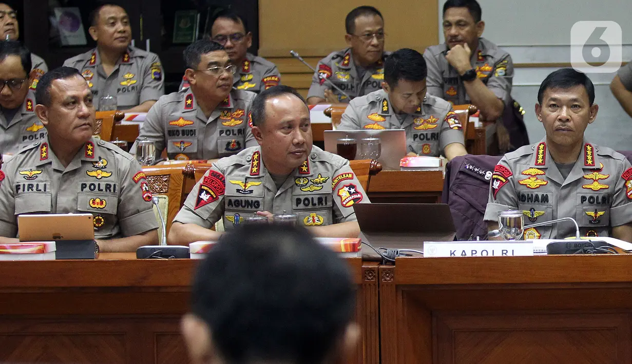 Kapolri Jenderal Polisi Idham Azis (kanan) saat rapat kerja perdana dengan Komisi III DPR di Kompleks Parlemen, Jakarta, Rabu (20/11/2019). Rapat membahas anggaran, pengawasan, dan isu-isu terkini di Indonesia termasuk bom bunuh diri di Polrestabes Medan. (Liputan6.com/JohanTallo)